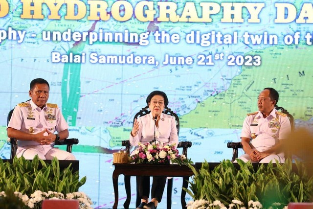 Megawati Soekarnoputri terima Brevet Hidro-Oseanografi dari TNI AL. Foto: PDIP