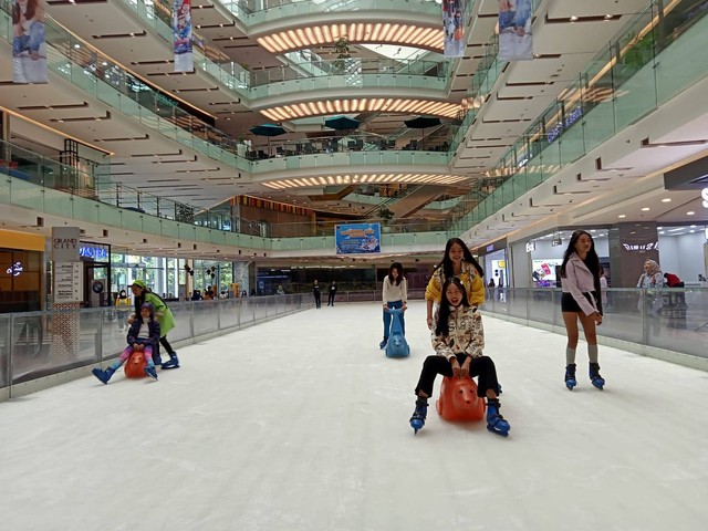 Wahana ice skating di Grand City Mall. Foto-foto: Masruroh/Basra