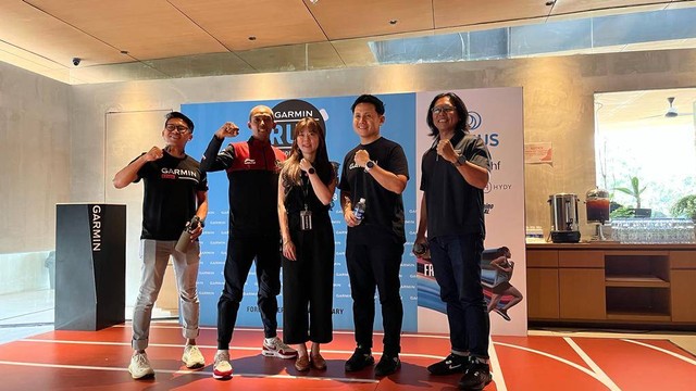 Pelari Indonesia, Agus Prayogo (kedua dari kiri), dalam konferensi pers Garmin Run 2023 di Sentosa Senayan, Jakarta, Rabu (21/6). Foto: Jodi Hermawan/kumparan