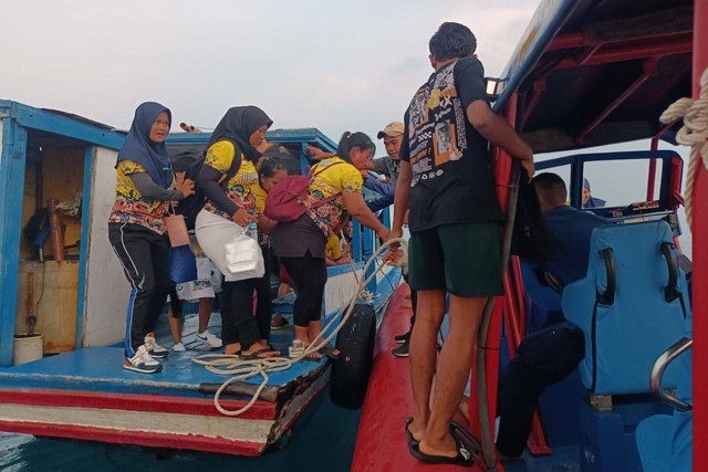 Mesin kapal mati di tengah laut Kepulauan Seribu, 30 orang berhasil diselamatkan, Rabu (21/6).  Foto: Sudin Gulkarmat Jakarta Utara