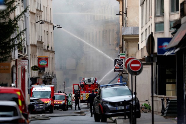 Petugas pemadam kebakaran Prancis berusaha memadamkan api usai ledakan gas di Paris, Prancis, Rabu (21/6/2023). Foto: Gonzalo Fuentes/Reuters