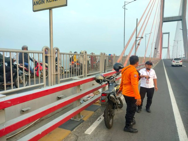 Seorang pria asal Bangkalan melompat ke laut dari atas Jembatan Suramadu meninggalkan istrinya sendirian dia atas jembatan. dok Mili.id