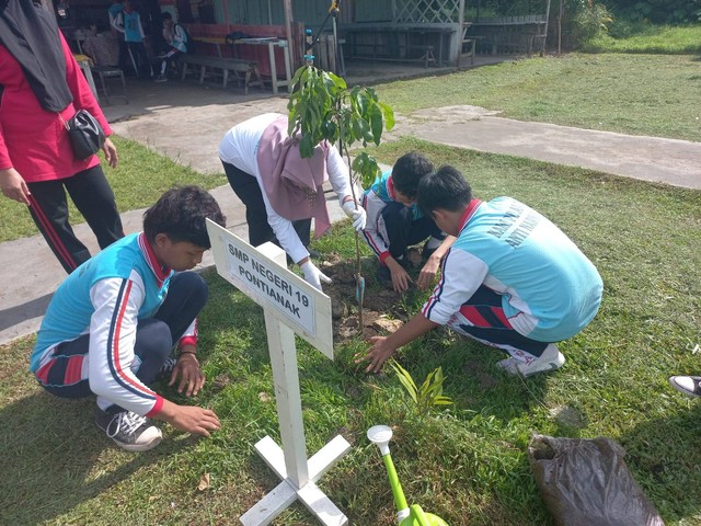 Siswa dan guru menanam pohon yang digelar Pelindo Regional 2 Pontianak. Foto: Dok. Istimewa