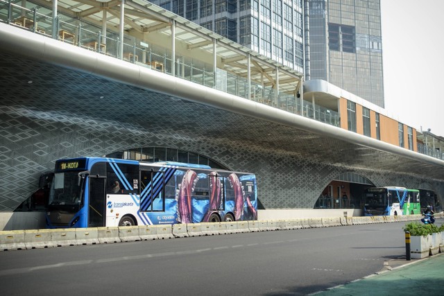 Transjakarta berhenti di Halte Bundaran HI Jakarta, Kamis (22/6/2023). Foto: Jamal Ramadhan/kumparan