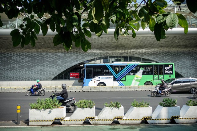 Transjakarta berhenti di Halte Bundaran HI Jakarta, Kamis (22/6/2023). Foto: Jamal Ramadhan/kumparan