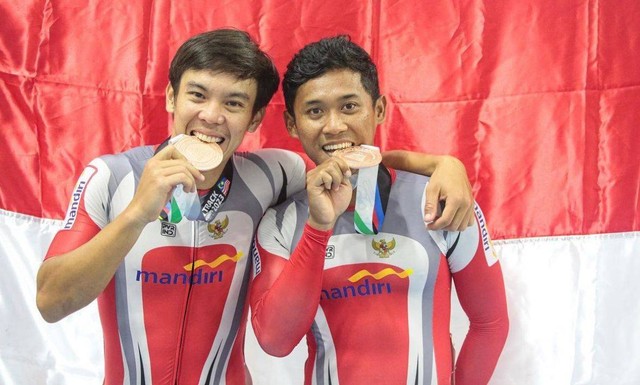 Pembalap sepeda asal Pontianak, Bernard Benyamin Van Aert, dan rekan setimnya Terry Yudha, usai meraih medali Asian Track Championships Malaysia 2023. Foto: PB ISSI/Nick Hano