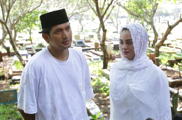 Pasangan artis Ibnu Jamil dan Ririn Ekawati saat mengantar jenazah ayahanda nya di TPU  Petukangan Selatan, Jakarta, Kamis, (22/6/2023). Foto: Agus Apriyanto