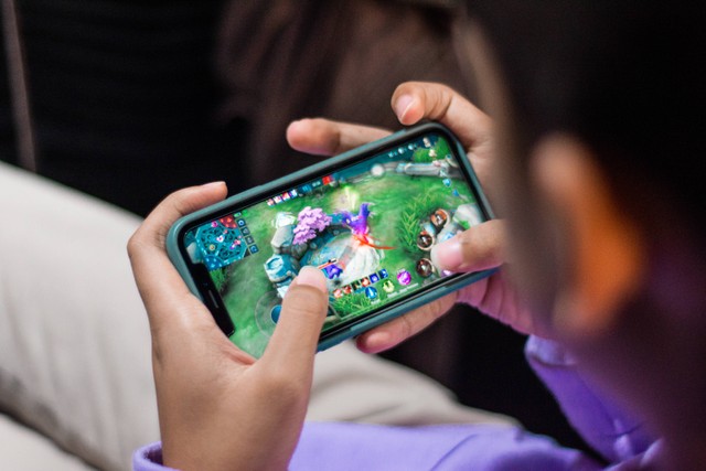 Ilustrasi Cara Bikin Akun Baru Mobile Legend. Unsplash/Pandhuya Niking
