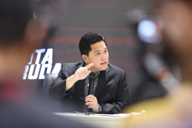 Ketum PSSI, Erick Thohir, mengadakan konferensi pers di GBK pada Kamis (22/6/2023). Foto: PSSI