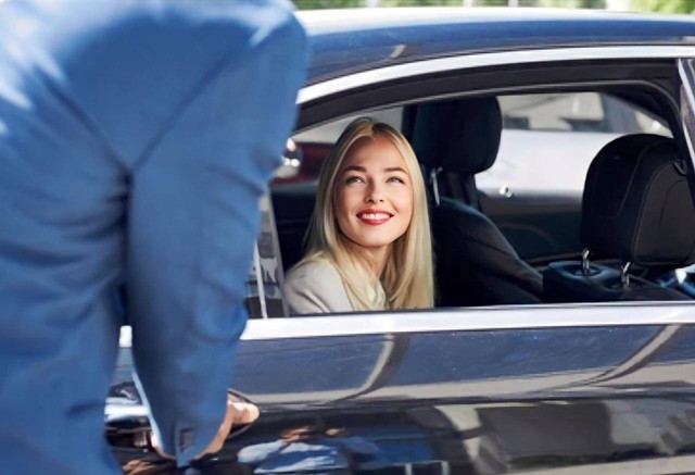 Ilustrasi blonde caucasian woman  likes customer service. Sumber: Shutterstock