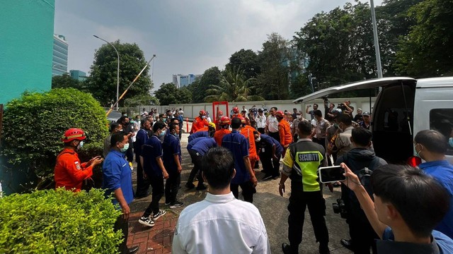 Anggota Basarnas mengevakuasi jenazah Fajri menggunakan forklift portable di RSCM. Foto: Haya Syahira/kumparan