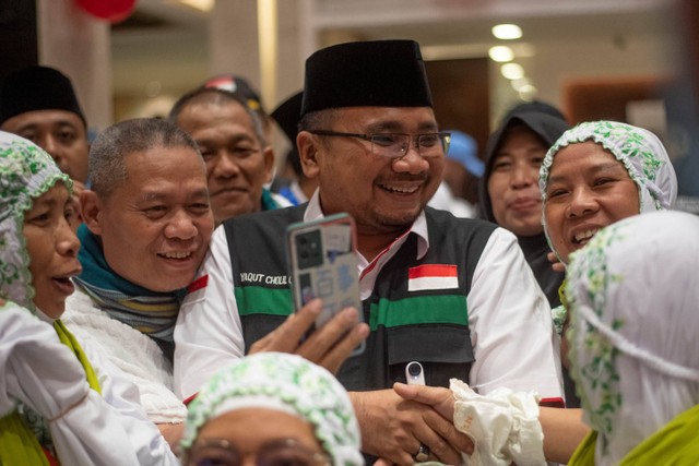 Menteri Agama Yaqut Cholil Qoumas menemui jemaah calon haji di Hotel Sektor 11 Kawasan Misfalah, Makkah, Arab Saudi, Rabu (21/6/2023). Foto: Wahyu Putro A/Antara Foto