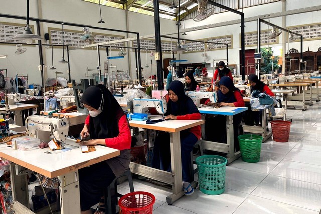 Proses produksi batik di Paradise Batik, Bantul Yogyakarta, Kamis (22/6/2023). Foto: Akbar Maulana/kumparan