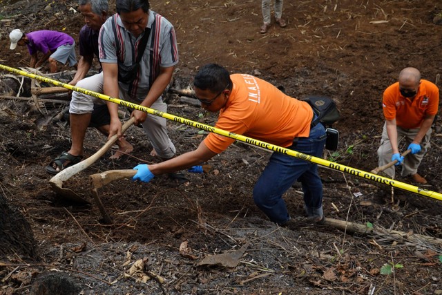 Polisi melakukan proses olah TKP di lokasi penemuan empat kerangka bayi di Purwokerto, Banyumas, Jawa Tengah, Kamis (22/6/2023). Foto: Idhad Zakaria/ANTARA FOTO