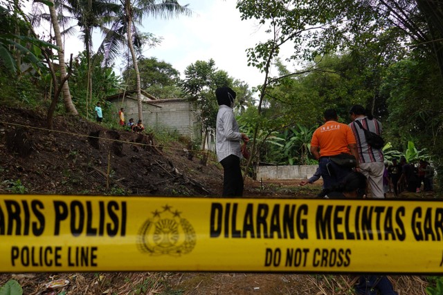 Polisi melakukan proses olah TKP di lokasi penemuan empat kerangka bayi di Purwokerto, Banyumas, Jawa Tengah, Kamis (22/6/2023). Foto: Idhad Zakaria/ANTARA FOTO