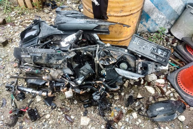 Motor yang dikendarai MI (27) korban tewas tabrak lari di Jalan Lintas Sumatera, Tarahan, Lampung Selatan, Lampung. Foto: Dok. Istimewa