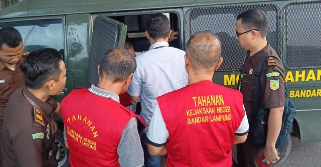 Korupsi Kredit Fiktif Kios Pasar Gudang Lelang Rp 3,79 M, 4 Tersangka Ditahan (1)