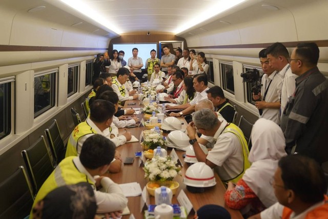 Menko Marves Luhut Binsar Pandjaitan bersama Menhub Budi Karya Sumadi meninjau uji coba Kereta Cepat Jakarta Bandung, Kamis (22/6/2023). Foto: KCIC
