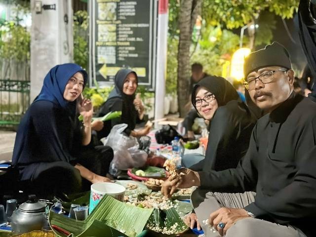 tradisi tumpeng sewu 2023