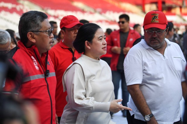 Sekjen PDI Perjuangan Hasto Kristiyanto,  Ketua DPP PDI Perjuangan Puan Maharani dan Ketua Panitia Bulan Bung karno (BBK) 2023 Rano karno hadir saat menyaksikan gladi kotor di Stadion Utama Gelora Bung Karno (SUGBK), Senayan, Jakarta, Kamis (22/6).  Foto: M Risyal Hidayat/ANTARA FOTO