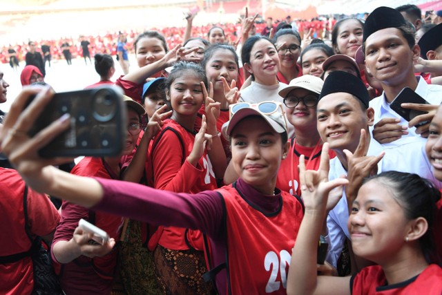 Ketua DPP PDI Perjuangan Puan Maharani (tengah) berswafoto dengan penari Bulan Bung Karno (BBK) saat gladi kotor di Stadion Utama Gelora Bung Karno (SUGBK), Senayan, Jakarta, Kamis (22/6/2023). Foto: M Risyal Hidayat/ANTARA FOTO