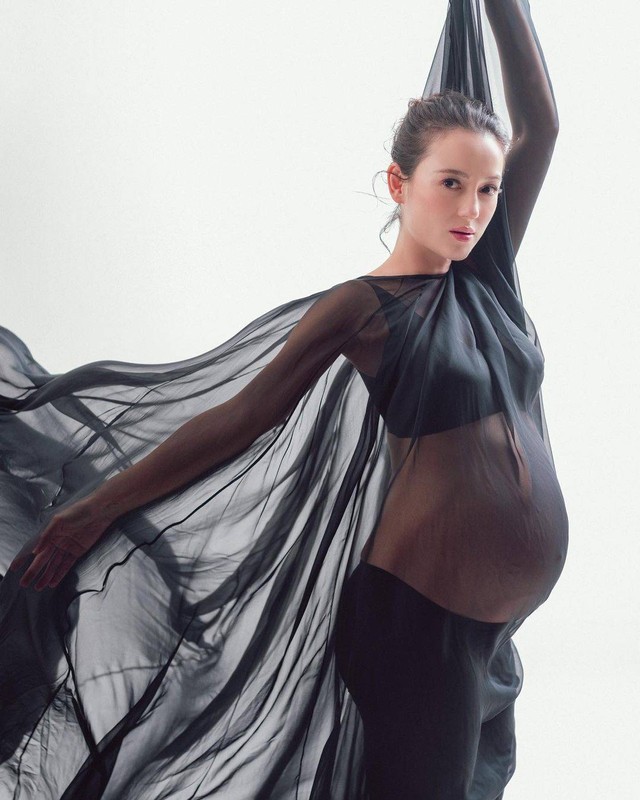 Pesona Julie Estelle saat Maternity Shoot. Foto: Instagram/@julstelle