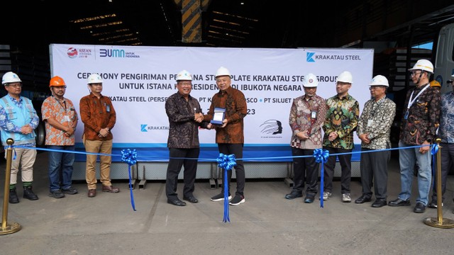 PT Krakatau Steel (Persero) Tbk melakukan pengiriman pelat baja Krakatau Steel Group untuk pembangunan Istana Kepresidenan di Ibu Kota Negara (IKN), pada Rabu (21/6). 
 Foto:  Krakatau Steel