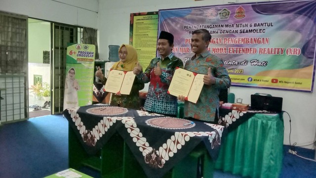 Berfoto usai menandatangani Memorandum of Agreement (MoA) (doc.pri)