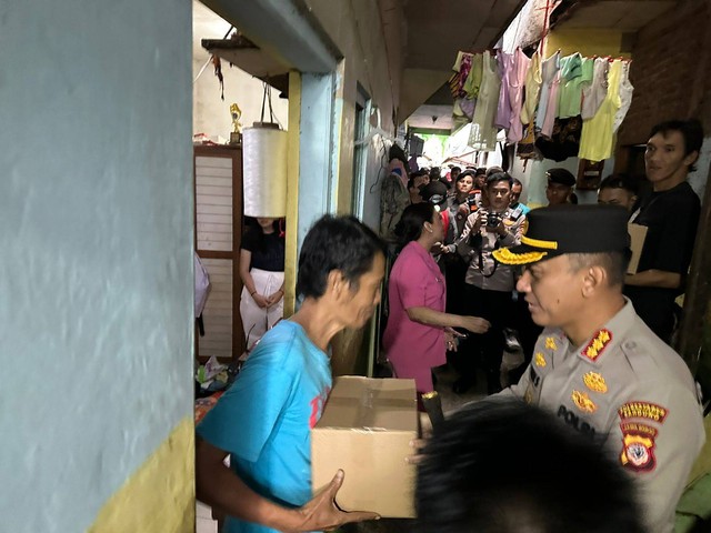 Kapolrestabes Bandung Kombes Pol Budi Sartono saat membagikan paket sembako ke warga yang kurang mampu. Foto: istimewa