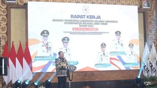 Bupati Jember Hendy Siswanto saat memberikan sambutan dalam Rapat Kerja Koordinator pada Kamis (22/06/2023) di Shangri-La Hotel Surabaya. Foto: Dok. Istimewa