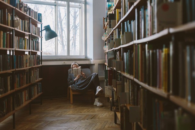 Foto oleh Polina Zimmerman: https://www.pexels.com/id-id/foto/foto-buku-woman-reading-3747468/