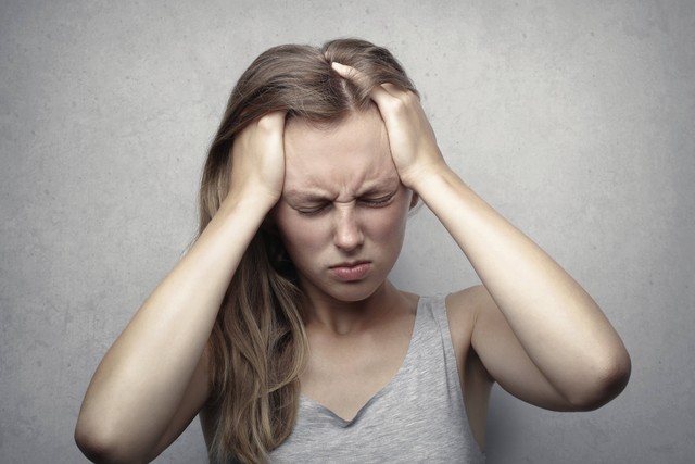 Cara Mengatasi Sakit Kepala yang Tidak Hilang-Hilang, Foto Hanya Ilustrasi: Pexels/Andrea Piacquadio