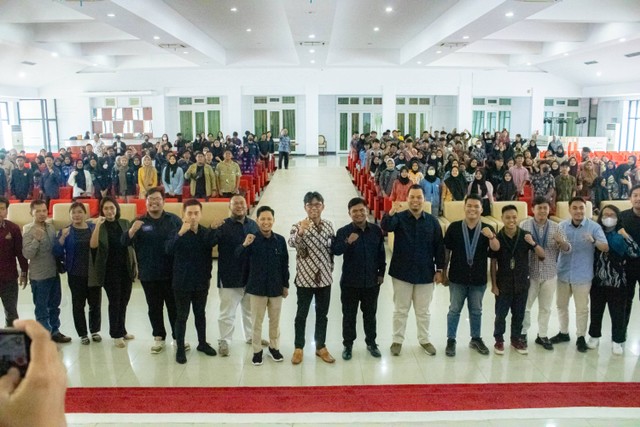 Kadispora Provinsi Kalimantan Timur foto bersama panitia dan para peserta. | Sumber: dokumen pribadi.