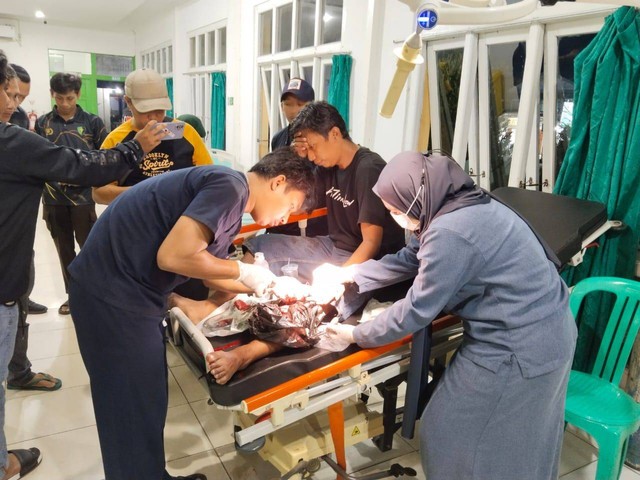 Korban saat mendapatkan penanganan medis di rumah sakit setelah terkena tali layangan. Foto: Dok Hi!Pontianak