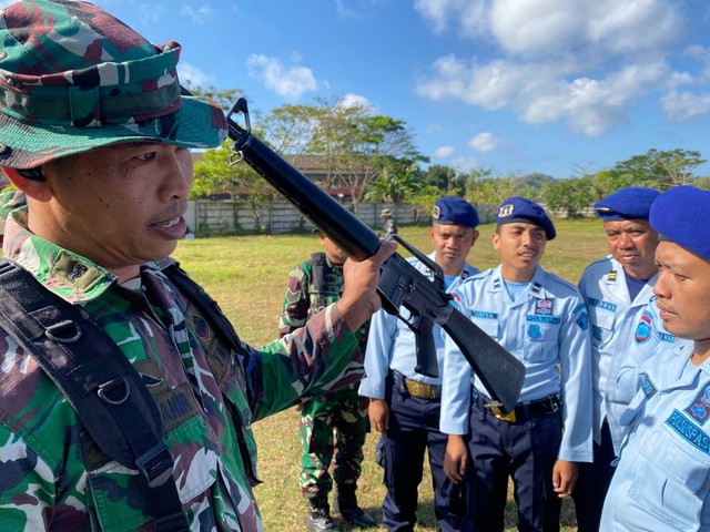 Personil TNI Dandim 1620/Lombok Tengah Sedang Menjelaskan Mekanisme Senjata.