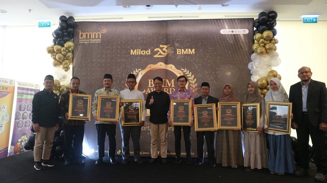 serah terima piagam penghargaan BMM Award kepada mitra