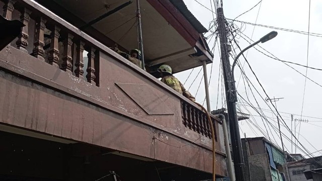 Pemadaman kebakaran 2 kamar kos di Cawang. Kerugian akibat kebakaran ditaksir sekitar Rp 250 juta. Foto: Sudin Gulkarmat Jakarta Timur