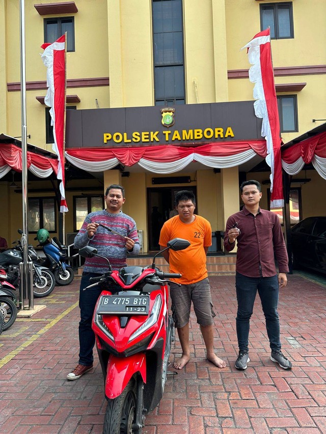 Unit Reskrim Polsek Tambora berhasil mengungkap kasus pencurian sepeda motor. Foto: Polsek Tambora