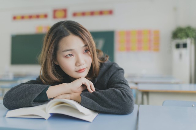 Ilustrasi Lawan Kata Gadis, sumber foto (Vikas Makwana) by unsplash.com