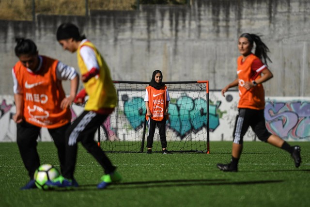 Para pemain tim sepak bola wanita nasional Afghanistan menghadiri sesi latihan di Odivelas, pinggiran Lisbon pada 30 September 2021. Foto: Patricia De Melo Moreira/AFP