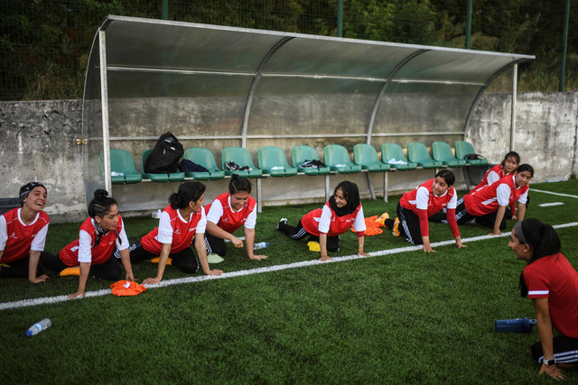 Para pemain tim sepak bola wanita nasional Afghanistan menghadiri sesi latihan di Odivelas, pinggiran Lisbon pada 30 September 2021. Foto: Patricia De Melo Moreira/AFP