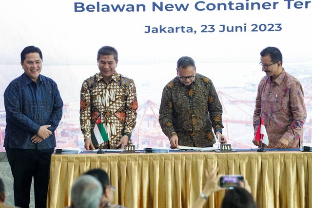Penandatanganan  Kerjasama Investasi dan Pengoperasian Belawan New Container Terminal (BNCT) Pelindo dengan Konsorsium INA-DP World, Jumat (23/6/2023). Foto: Kementerian BUMN