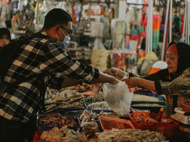 Istilah orang atau lembaga yang melakukan kegiatan ekonomi. Sumber: unsplash.com/FalaqLazuardi.