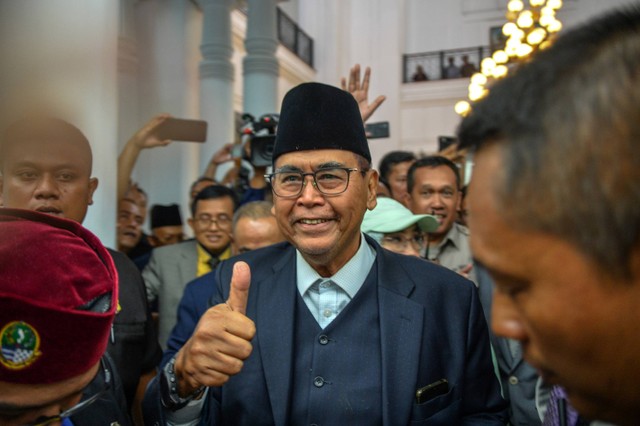 Pimpinan Pondok Pesantren Al Zaytun Panji Gumilang berjalan setibanya untuk menjalani pemeriksaan di Gedung Sate, Bandung, Jawa Barat, Jumat (23/6/2023). Foto: Raisan Al Farisi/Antara Foto