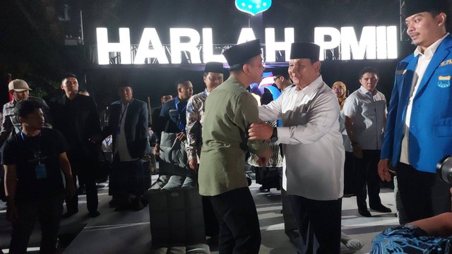 Prabowo Dan Gibran Kompak Berpeci Hitam Di Puncak Harlah Ke-63 PMII Di ...