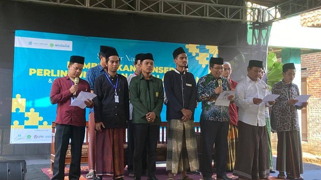 Direktur Pendidikan Diniyah dan Pondok Pesantren Kemenag RI, Waryono Abdul Ghofur pimpin deklarasi pondok pesantren ramah anak (JPPRA) di Pondok Pesantren Ketitang Cirebon, Desa Japurabakti, Kecamatan Astanajapura, Kabupaten Cirebon, Jawa Barat, Jumat (23/6/2023). Foto : Istimewa