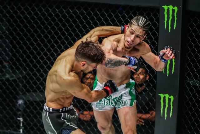 Eddie Abasolo (kanan) melancarkan sikut ke arah Niclas Larsen. Foto: ONE Championship