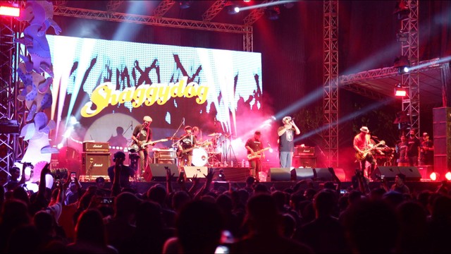 Shaggydog memeriahkan hari kedua Salokafest 2023 yang diselenggarakan di Saloka Theme Park, Salatiga, pada Jumat malam (23/6/2023). Foto: Mohammad Shihab.