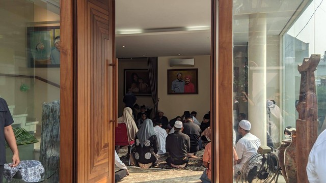 Sejumlah pelayat berdatangan ke rumah duka Desmond Junaidi Mahesa di Jalan Saco, Pasar Minggu, Jakarta Selatan, Sabtu (24/6). Foto: Jonathan Devin/kumparan