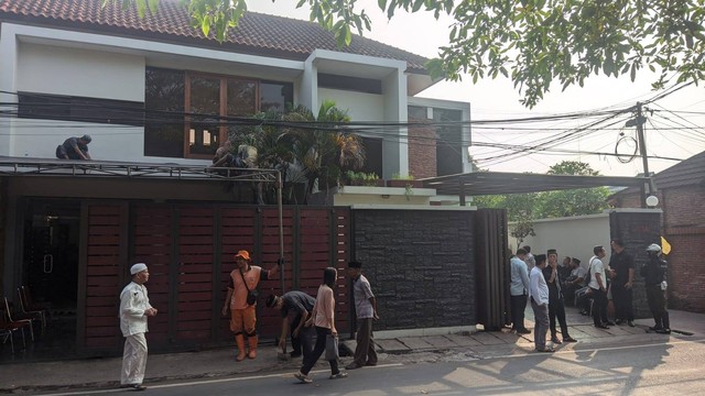 Suasana rumah duka Desmond Junaidi Mahesa di Jalan Saco, Pasar Minggu, Jakarta Selatan, Sabtu (24/6). Foto: Jonathan Devin/kumparan